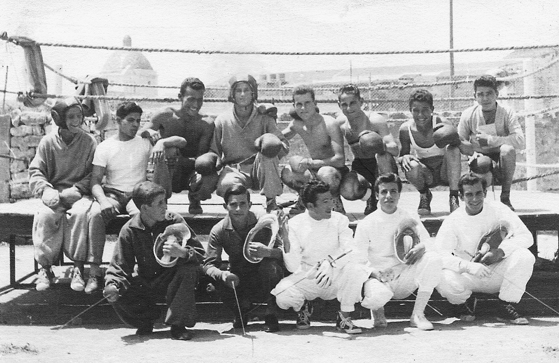 Atleti dell’Associazione Polisportiva davanti al ring allestito nei pressi di piazza de Lo Quarter ad Alghero.