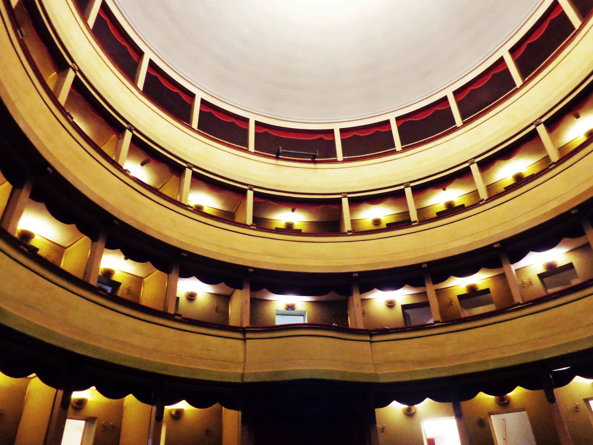I tre ordini di palchetti all’interno del Teatro Civico di Alghero.