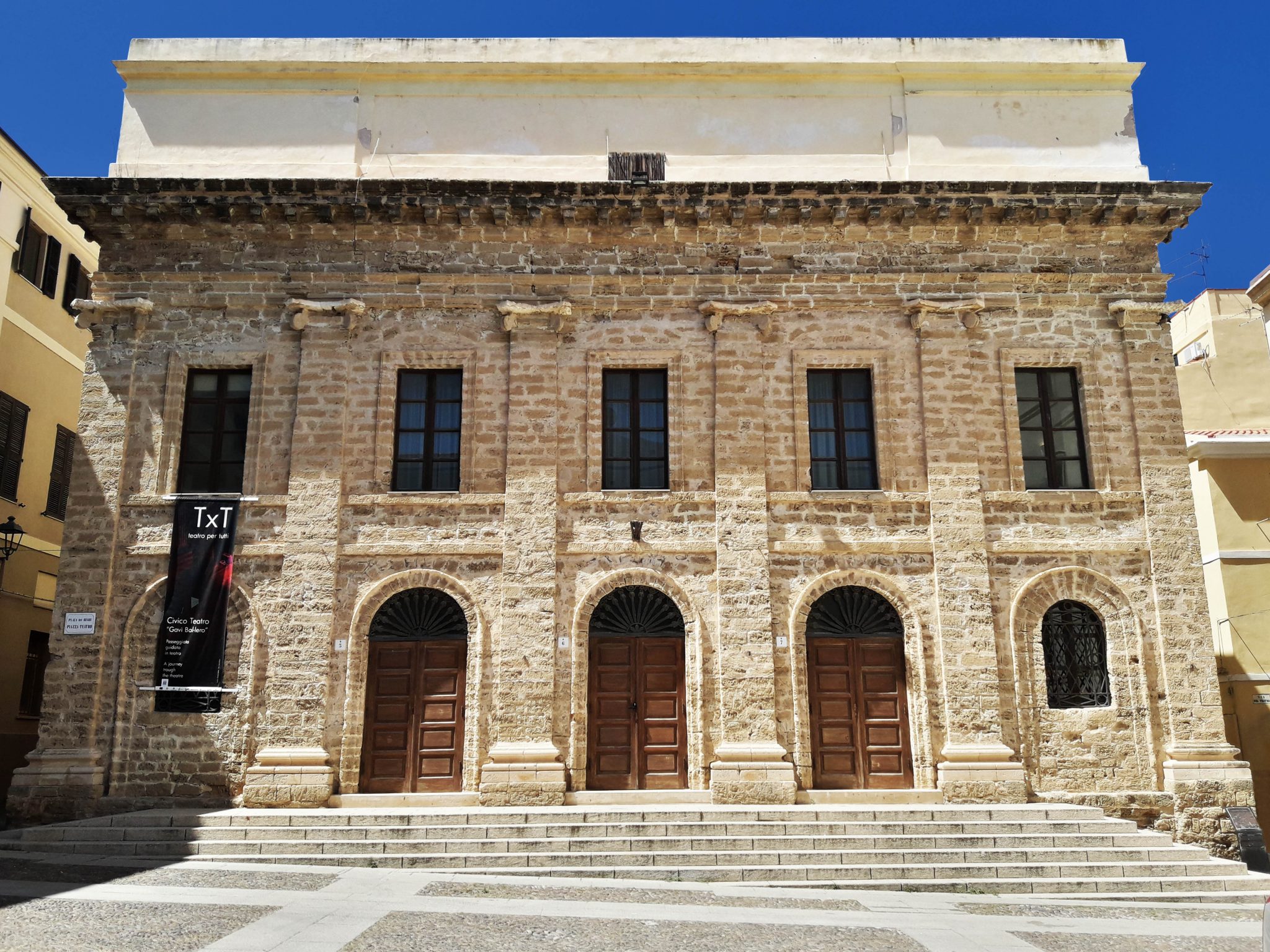 Facciata del Teatro Civico di Alghero.
