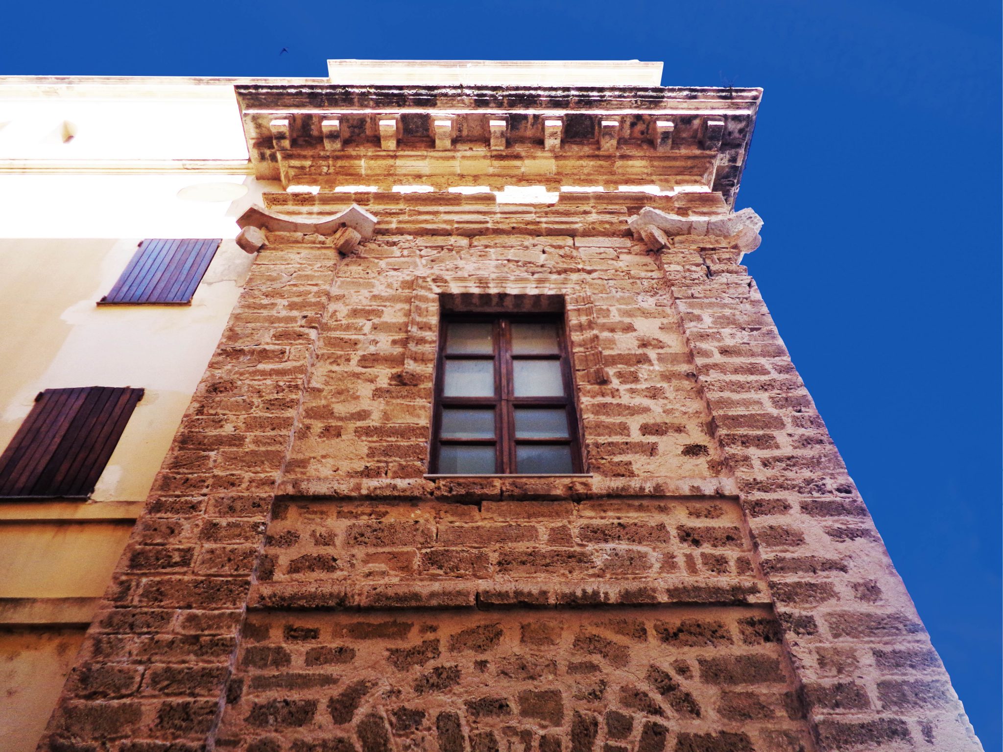Dettaglio della facciata laterale in via Principe Umberto.