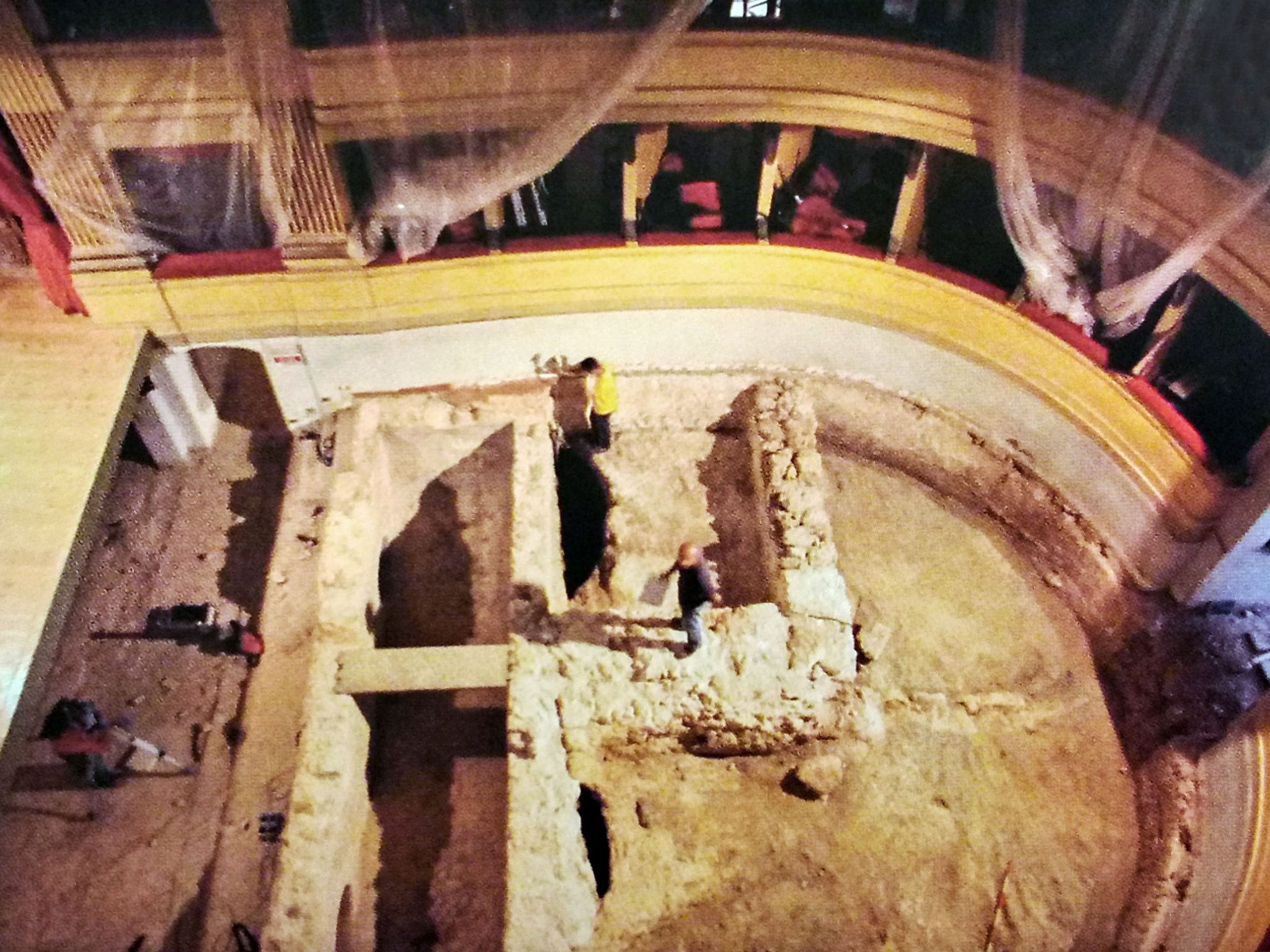 Interventi di restauro del Teatro Civico di Alghero nel 2004, dal libro “Alghero: Archeologia di una città medievale” di Marco Milanese.