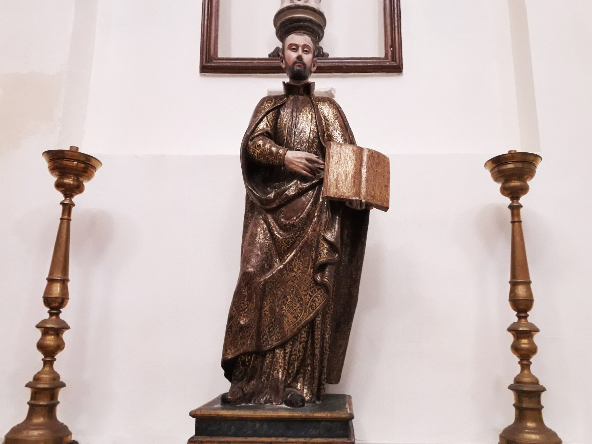 Sant'Ignazio di Loyola, fondatore dei Gesuiti. Statua lignea del XVII sec. nella Chiesa di San Michele.