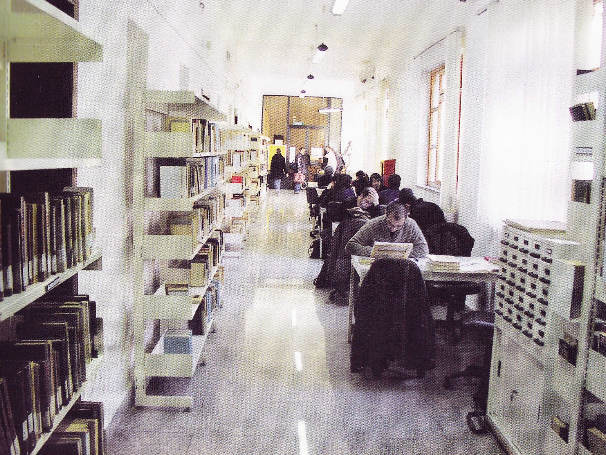Biblioteca Comunale di Alghero negli anni 2000, presso le ex scuole gesuitiche, oggi sale espositive.