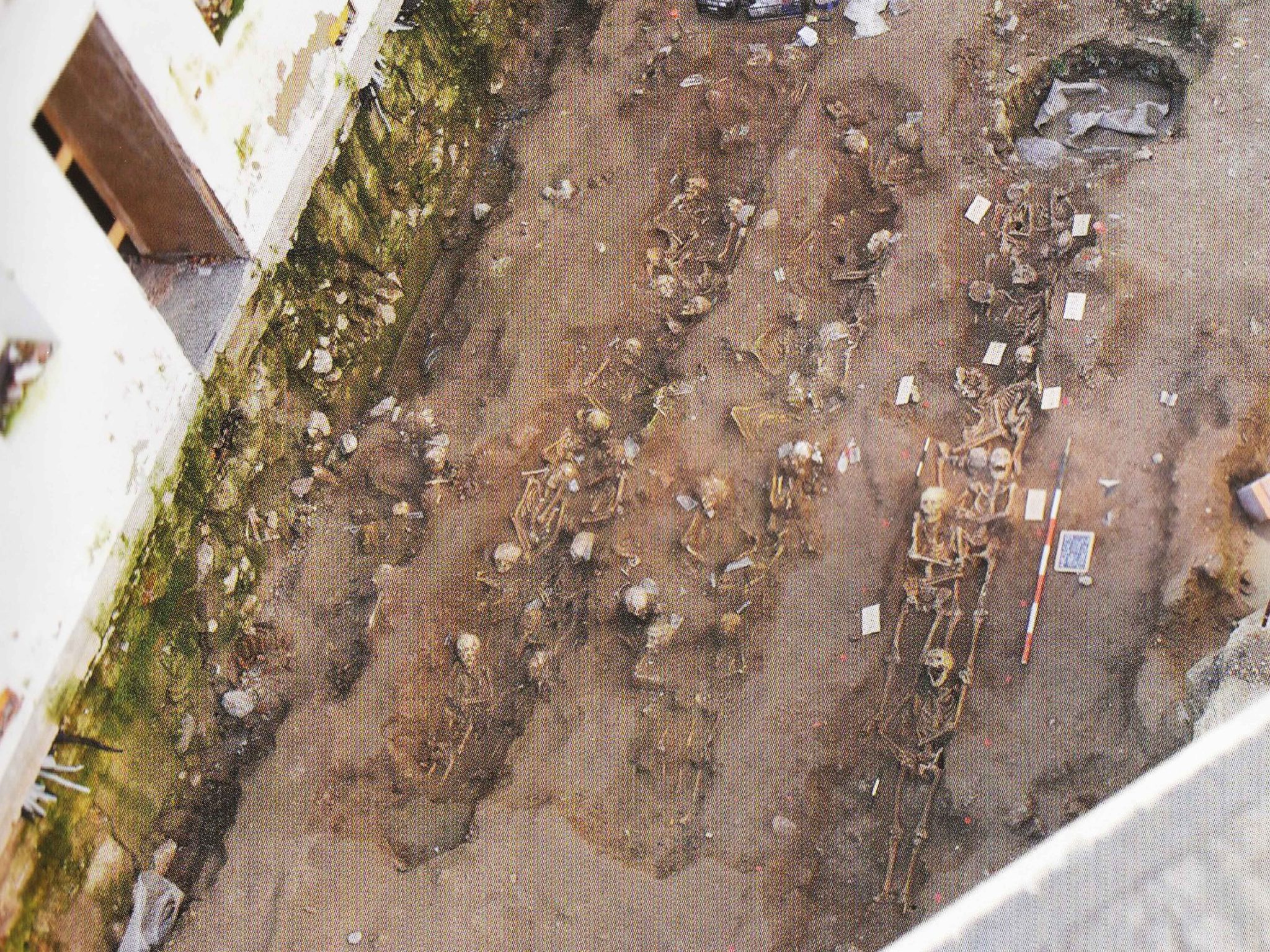 Cortile interno del Quarter con le tombe a trincea.