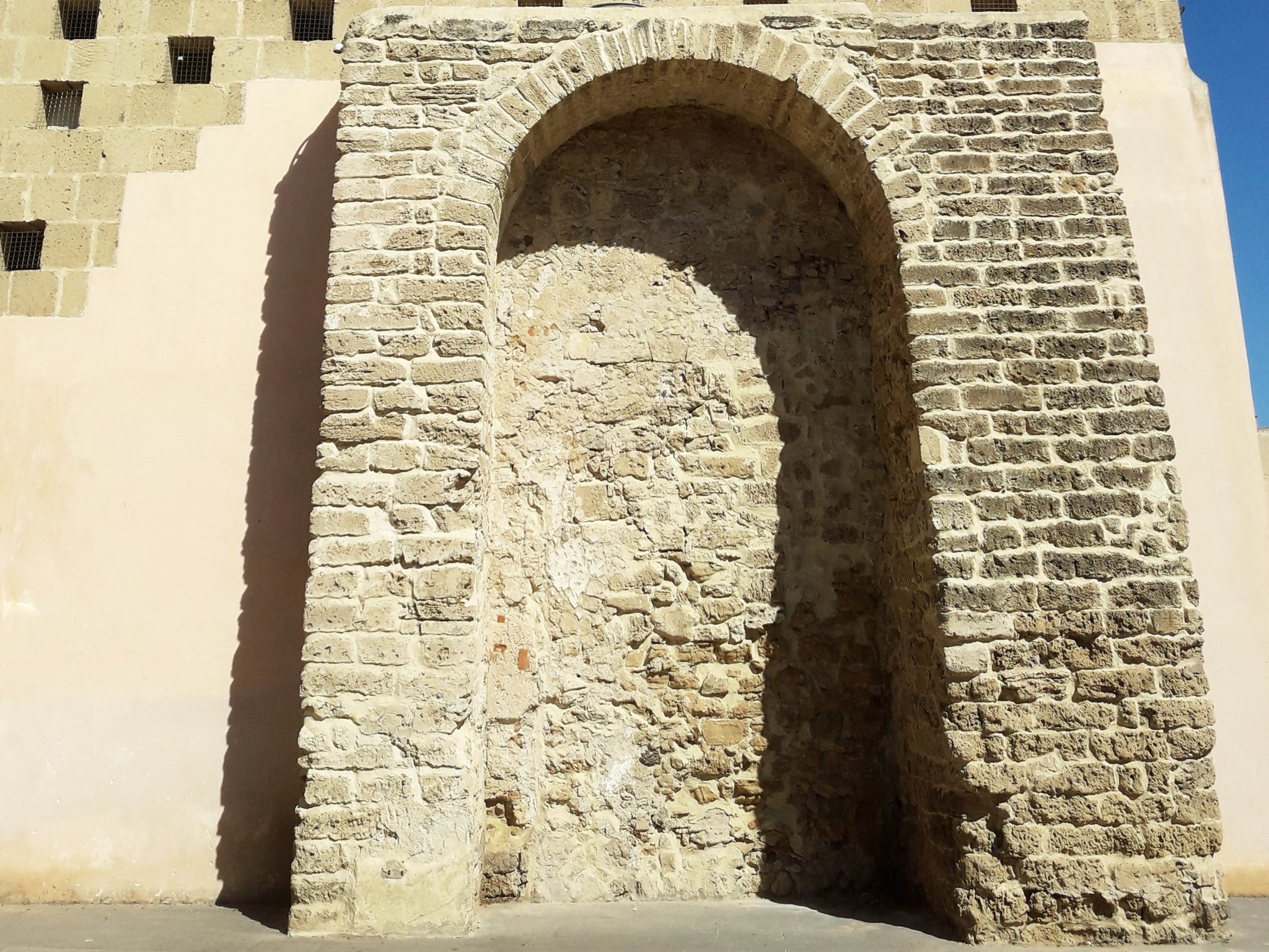 Portale d'ingresso ai locali di stoccaggio merci dei Gesuiti, oggi murato.