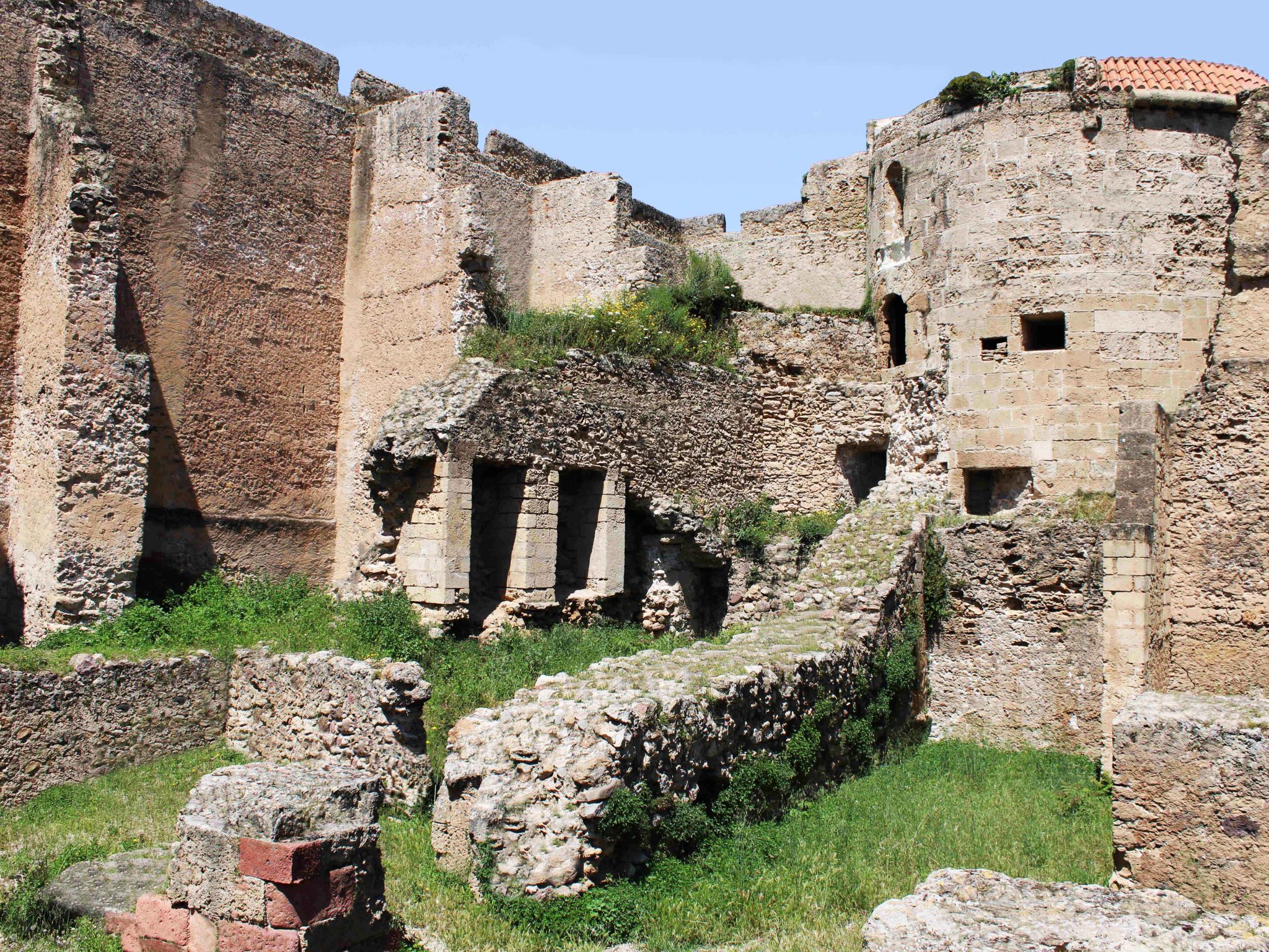 Resti di mura Genovesi al centro del Forte della Maddalena.