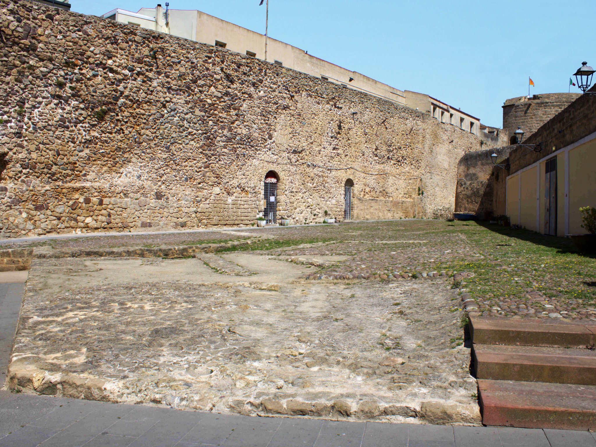 Vista da basso dei resti del Baluardo di Montalbano.