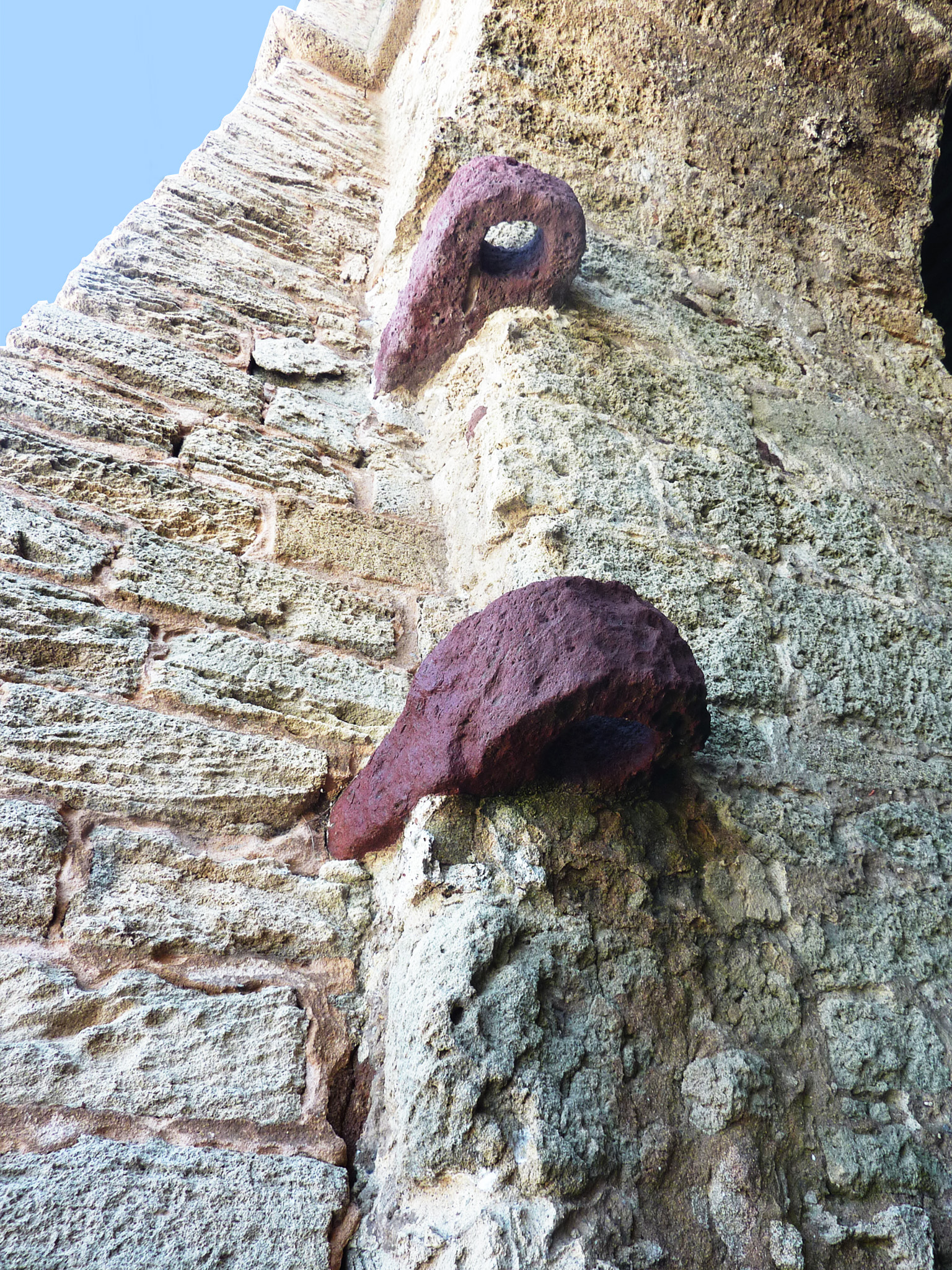 Cardini in pietra dell'antica Porta a Mare.